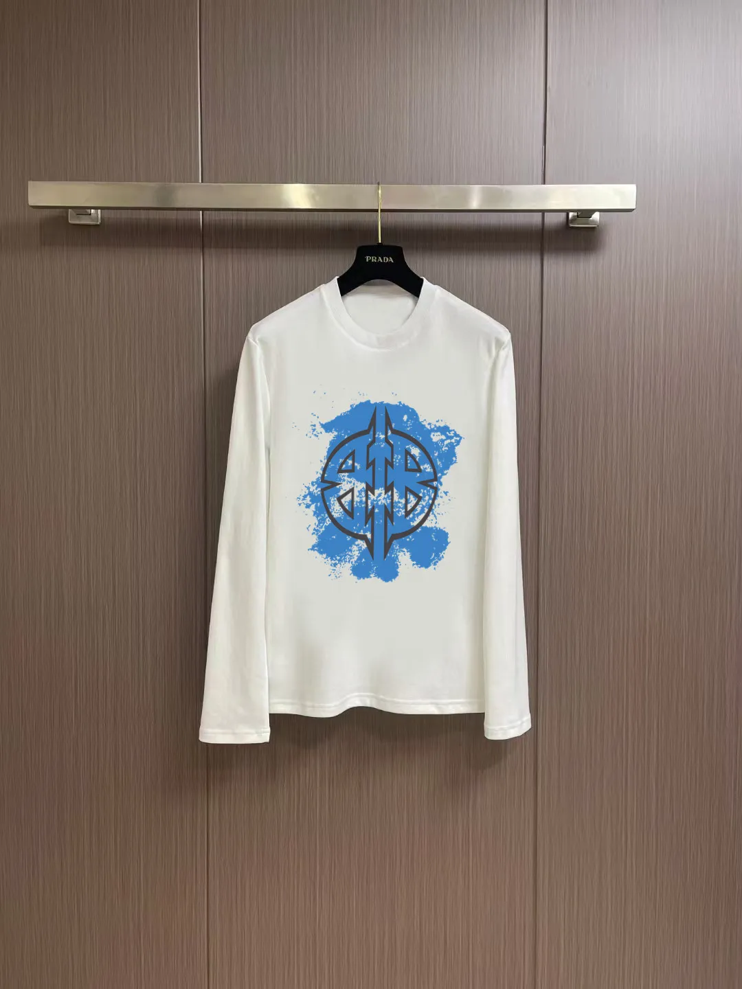 "𝙉𝙚𝙬🤍🖤 Balenciaga" 2026 Autumn and Winter Counter New Arrival Fashionable and casual bottoming shirt, long-sleeved T-shirt, made of high-density pure cotton fabric with exquisite original logo. It has both comfort and breathability, and is extremely soft. It is very handsome whether worn alone or as an inner layer. It conforms to men’s practical dressing habits and pursues luxury, noble and elegant style, creating extraordinary men’s taste. The visual effect is very good, the grade is very high, simple and fashionable, and it is a must-have choice for leisure and business! Color: White Black Sizes: S M L
